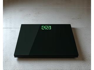 Eine moderne smarte Waage zeigt Daten zu Körperzusammensetzung auf ihrem Display an.
