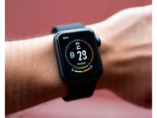 Eine Smartwatch, die Trainingsdaten auf einem Display anzeigt, auf einem Handgelenk.