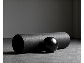 Eine schwarze Faszienrolle und ein Massageball auf dem Boden.