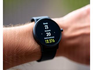 GPS-Uhr am Handgelenk einer Läuferin